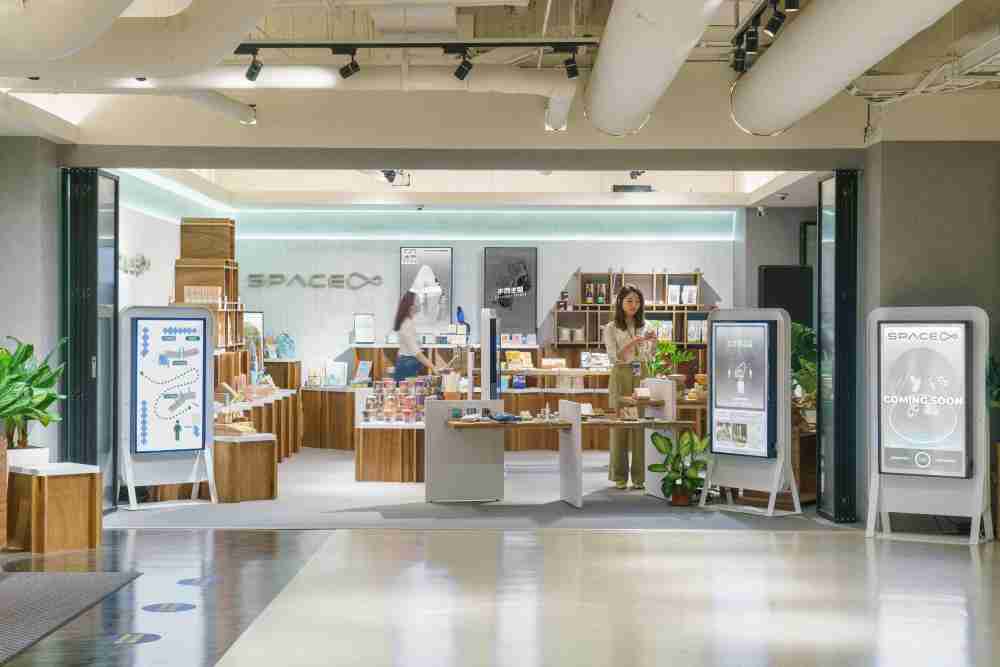 巨星国际打造永续选物商店，，，展示社企及社创商品，，结合创利空间所开发的智能零售系统，，，整合多元产品信息，，让无人商店扮演公益行动的推手