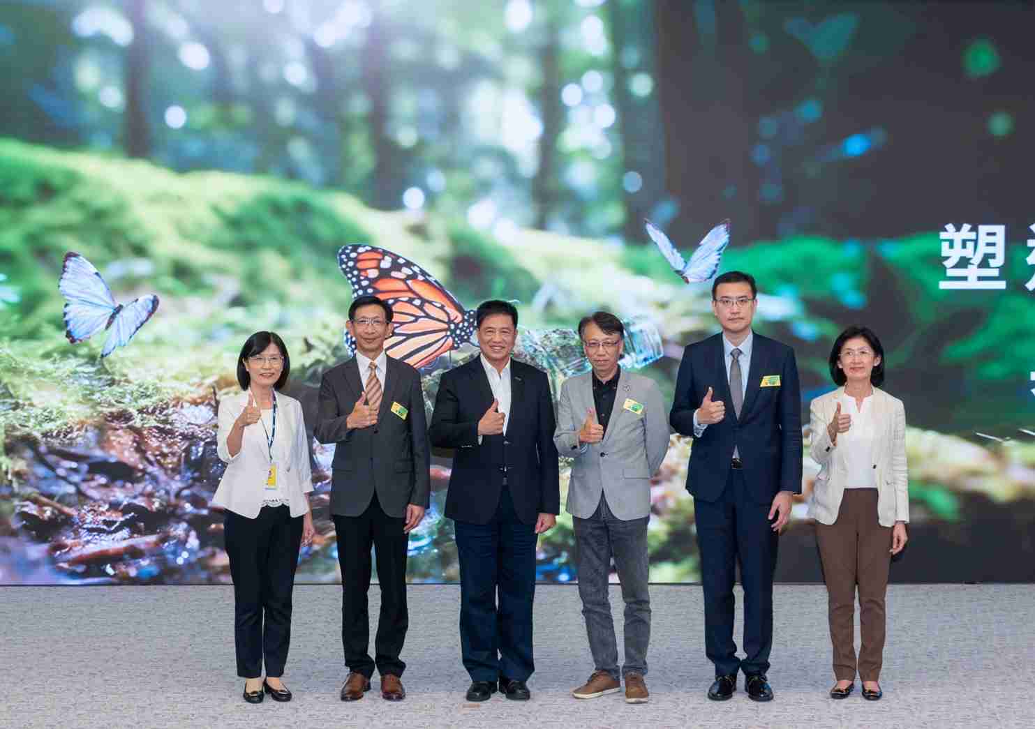 友達2023 CSR共榮大會，，，，邀請領域專家分享交流生物多樣性管理趨勢、、、、無塑產品、、、海廢永續塑料等議題  （圖左到右：友達光電永續長古秀華、、3M台灣技術長陳君杰、、、友達光電董事長暨集團策略長彭双浪、、光寶科技企業永續發展處處長陳慶暉、、、、安永聯合會計師事務所執業會計師曾于哲、、、友達光電供應鏈總部副總經理吳宜芳）