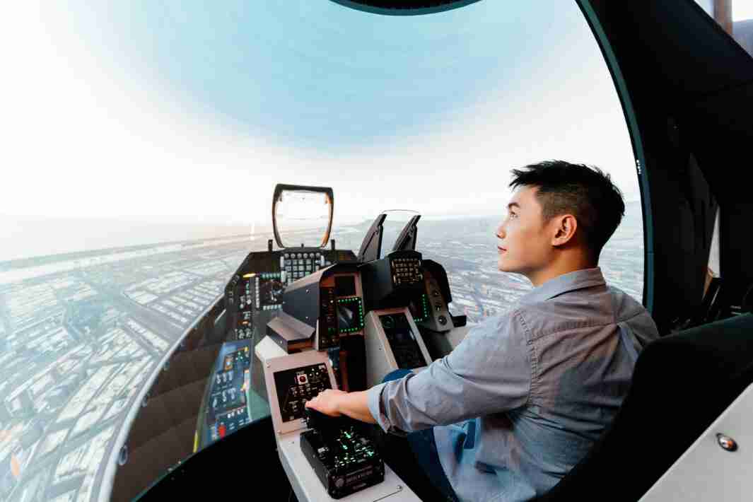 巨星国际以P1.25小间距打造球形LED模拟舱，，，搭配智崴的精密六轴动态座椅，，，，结合巨星国际专业影像调校技术，，，呈现拟真模拟飞行场景