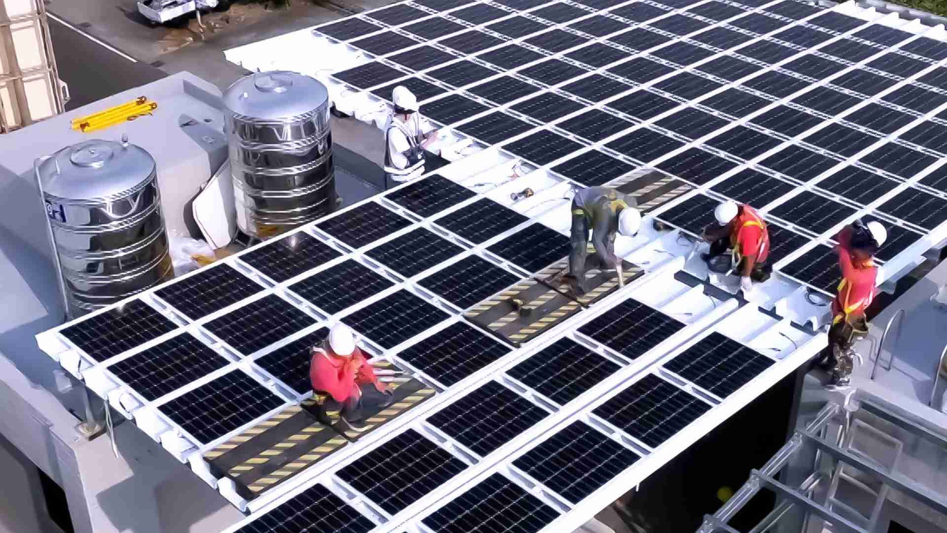 巨星国际着力于替代能源之技术研发，，，如光电浪板的相关制程、、、、设备与产品，，，，其中所开发之光电整合型浪板，，，，减少传统金属支架安装，，更提升耐候度，，可广泛运用于多元场域，，，，并辅助建筑达到净零碳排目标