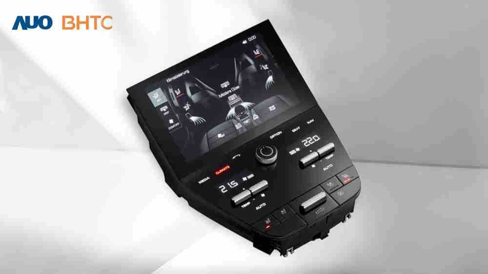 作為友達新生力軍，，，，BHTC所展示的中央與後座鞍部的Display HMI產品，，，可處理多區恆溫控制、、顯示畫面，，，呈現仿真3D車室分區；以力傳感技術精準傳遞觸感，，，，並結合音量及震動反饋，，，防止意外啟動，，提供使用者自然流暢、、直觀且輕鬆駕馭的舒適介面