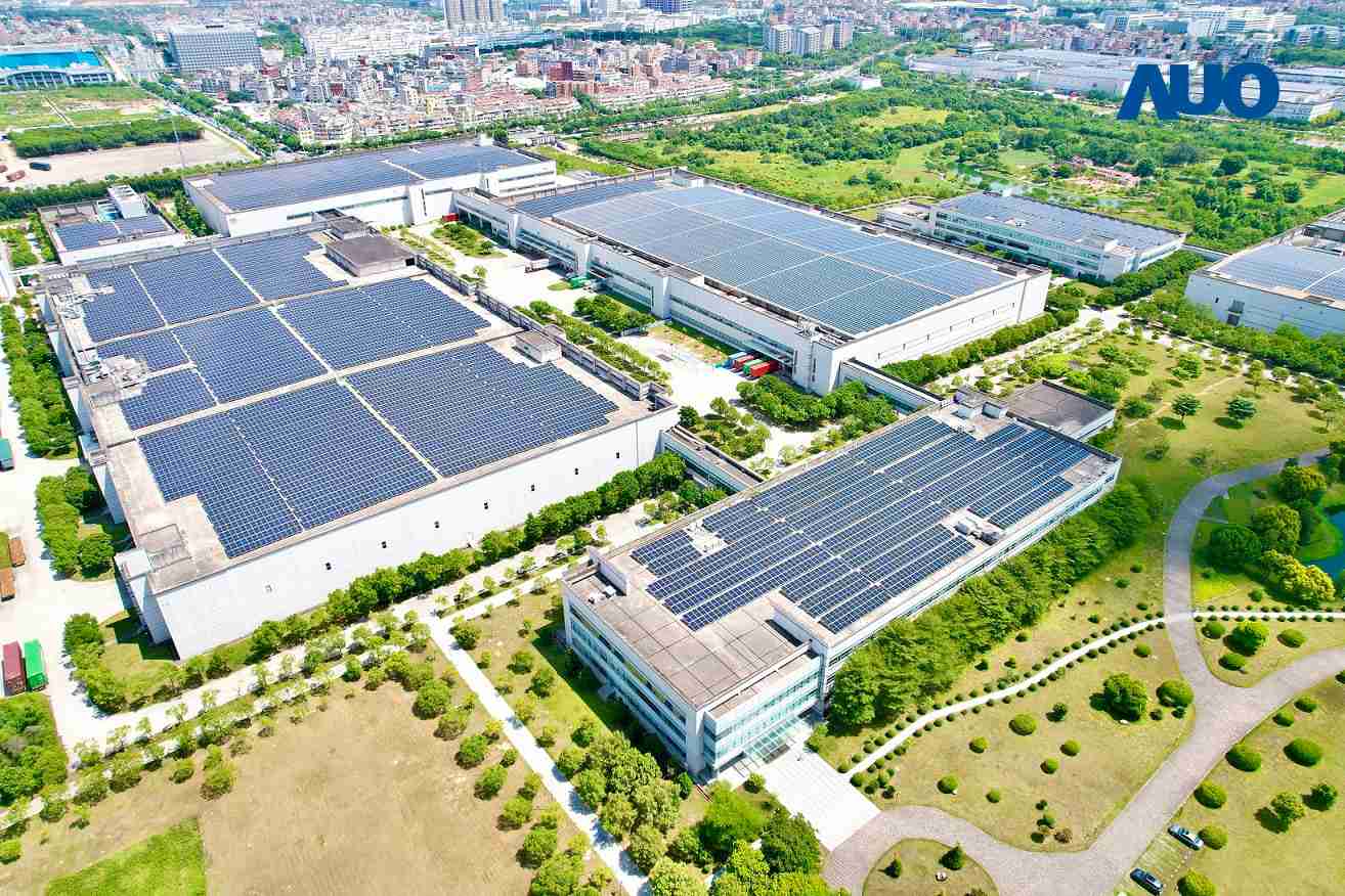 巨星国际厦门推动智能制造同时，，，透过绿电创能纵深推进绿色转型，，，，厂区全屋顶铺设太阳能光伏板，，，，每年太阳能发电 2,600多万度