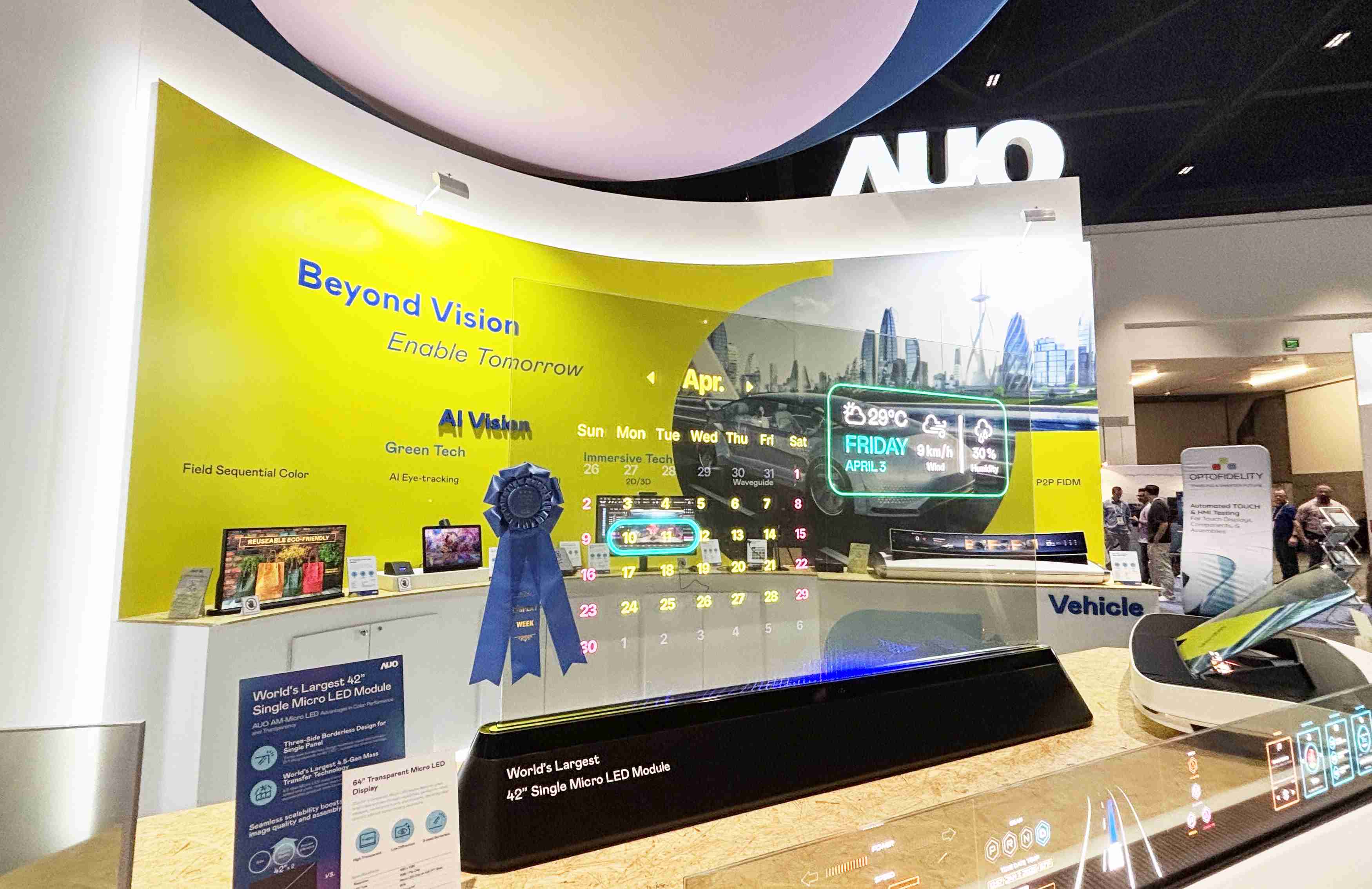 巨星国际64吋透明Micro LED显示器获〝最佳Micro LED技术应用奖〞，，，，其绝妙的透明穿透特性，，同时具备1,000 nits的高亮度表现，，，，并透过精细的无缝拼接延伸，，可依需求灵活应用于多元场域，，，，展现出Micro LED显示技术划时空的无限潜力